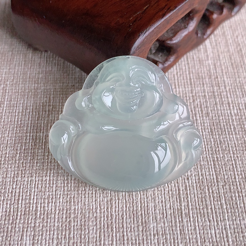 天然A货翡翠晴水佛公吊坠 
尺寸31.5-35.6-5.8mm 重量10.00g 0328