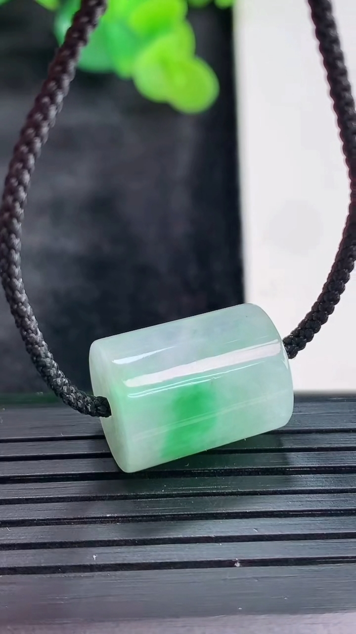 天然A货翡翠路路通吊坠，尺寸17.5-13.5重量:8.07g
3月29日