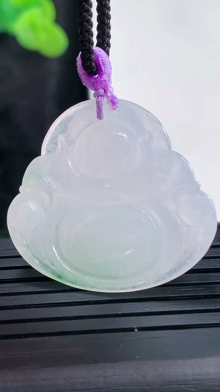 天然A货翡翠佛公吊坠，尺寸28.5-32-5.5重量:7.96g
3月29日