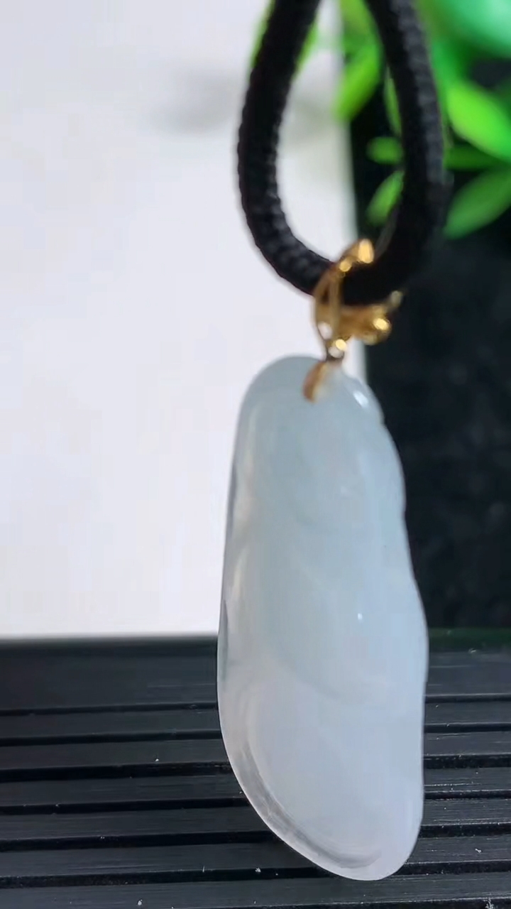 天然A货翡翠福豆吊坠，尺寸34-14-5.5，重:4.37g
3月29日