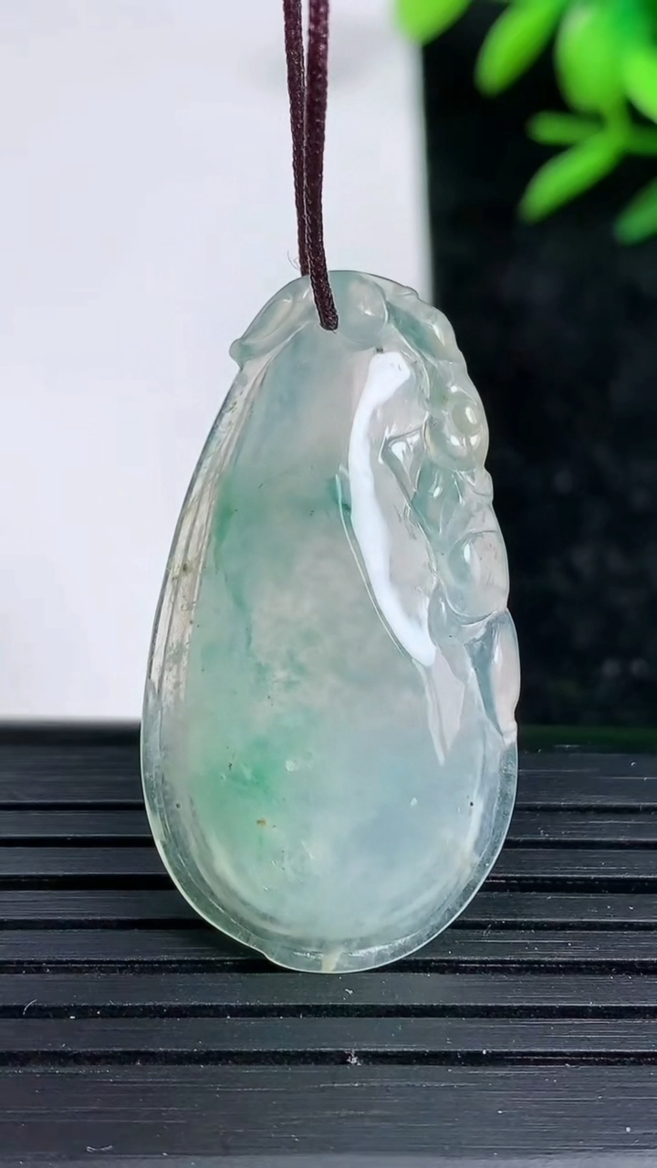 天然A货翡翠飘花福瓜吊坠，尺寸25.8-19.2-4.5，重:5.22g
3月29日