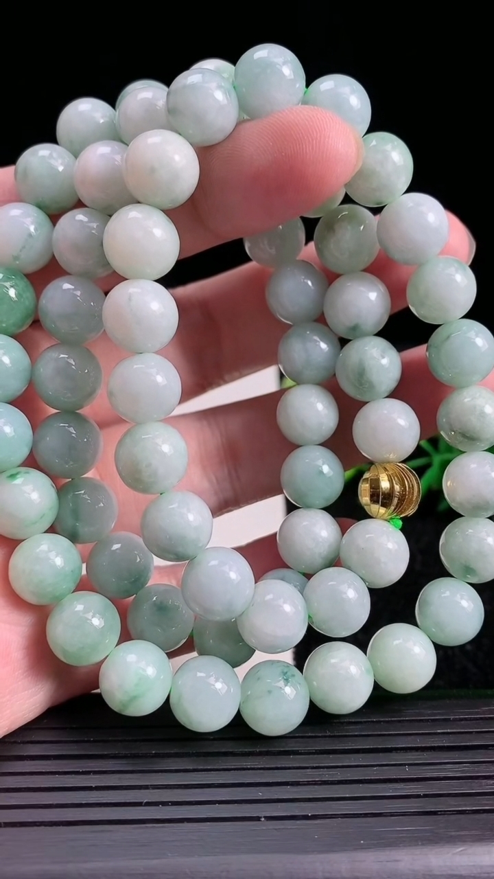 天然A货翡翠圆珠项链，尺寸10，重:127.21g3月29日
工厂直销收藏佳品,种好水足，色泽均匀，