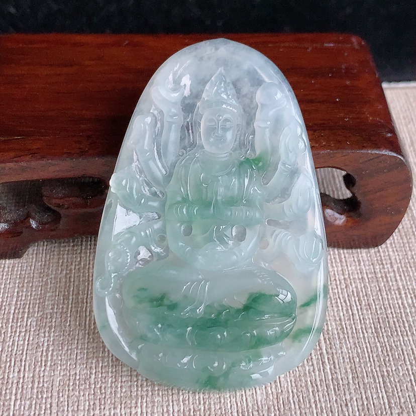 天然A货翡翠飘花千手观音吊坠 
尺寸60.2-39.2-5.8mm 重量23.90g 0328