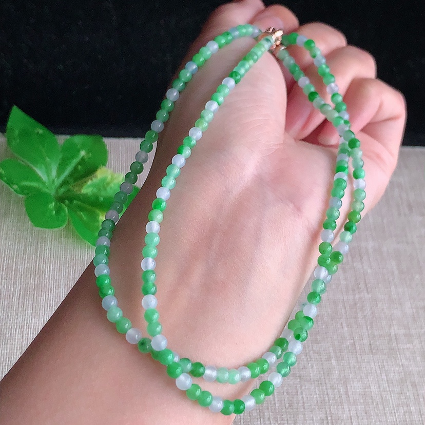 天然A货翡翠满绿白月光圆珠项链毛衣链 
尺寸3.6mm 重量13.65g 0328