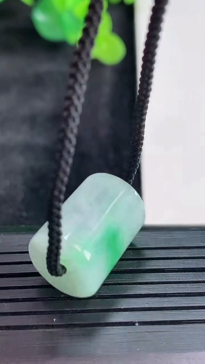 天然A货翡翠路路通吊坠，尺寸17.5-13.5重量:8.07g
3月29日