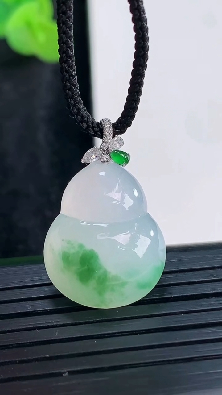 天然A货翡翠葫芦吊坠，尺寸20-16.5-5.5重量:3.39g
3月29日