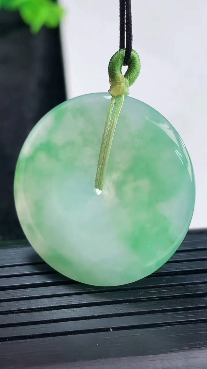 天然A货翡翠平安扣吊坠，尺寸33-5.2重量:12.10g
3月29日