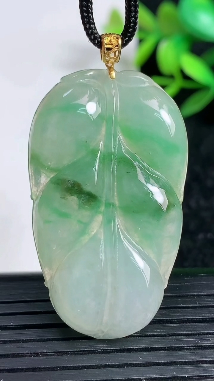 天然A货翡翠金枝玉叶 叶子吊坠，尺寸42-25.6-5.7，重:11.08g
3月29日