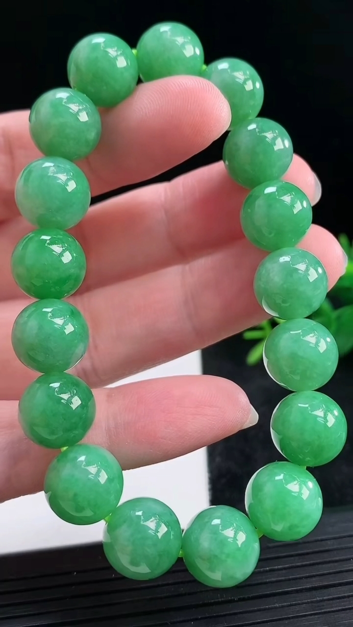 天然A货翡翠圆珠手串尺寸12重量:50.59g3月29日
工厂直销收藏佳品,种好水足，色泽均匀，有种有色，上手高大气！