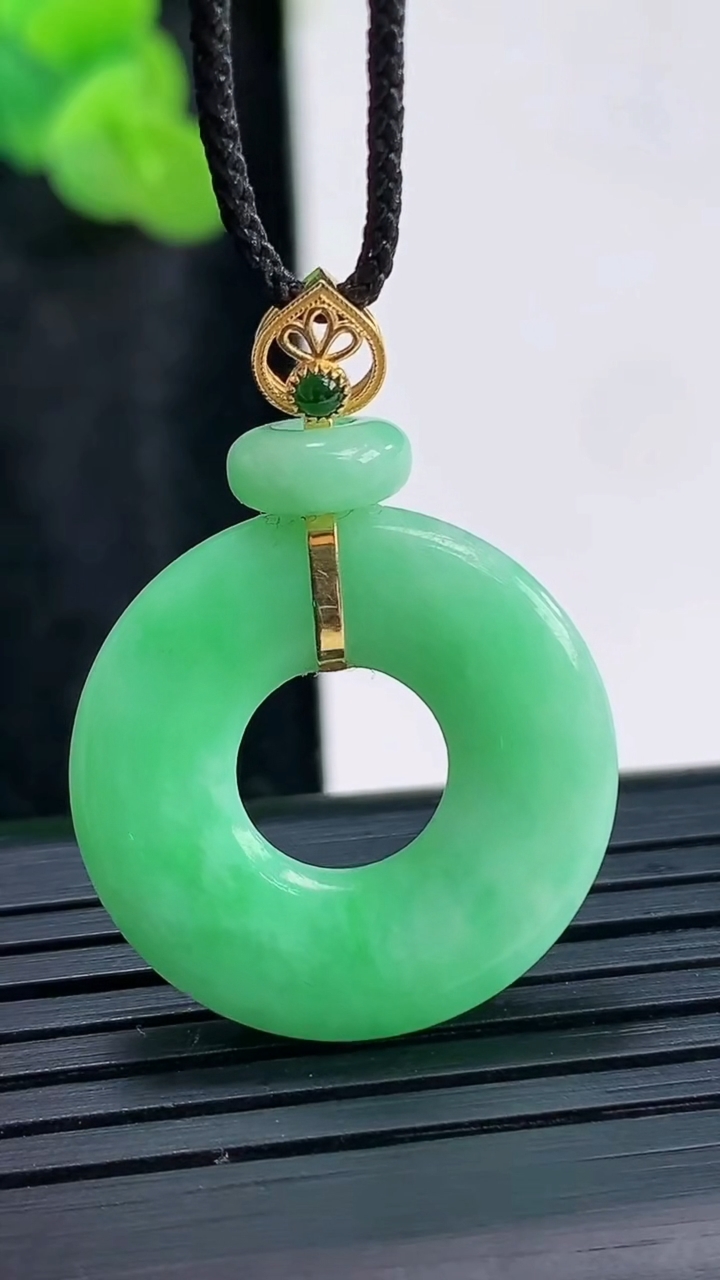 天然A货翡翠平安环吊坠，尺寸24-4重量:4.53g
3月29日
