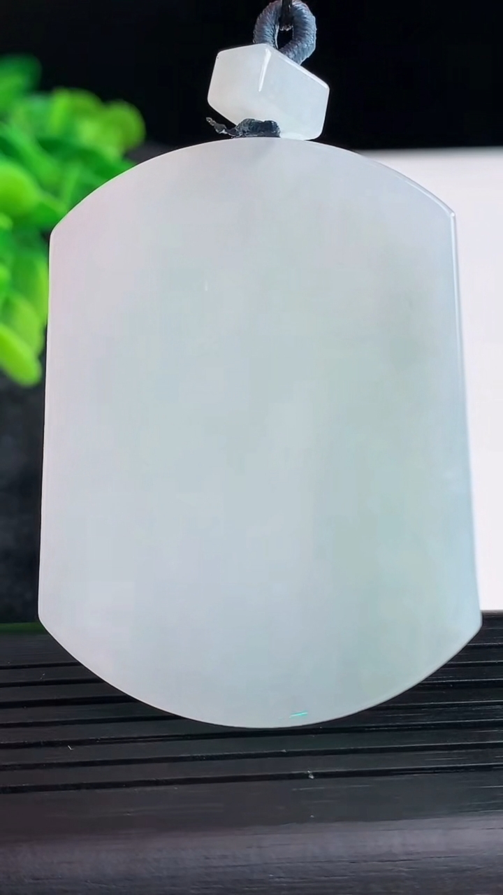 天然A货翡翠无事牌吊坠，尺寸52.5-40.5-5.2重量:34.05g
3月29日