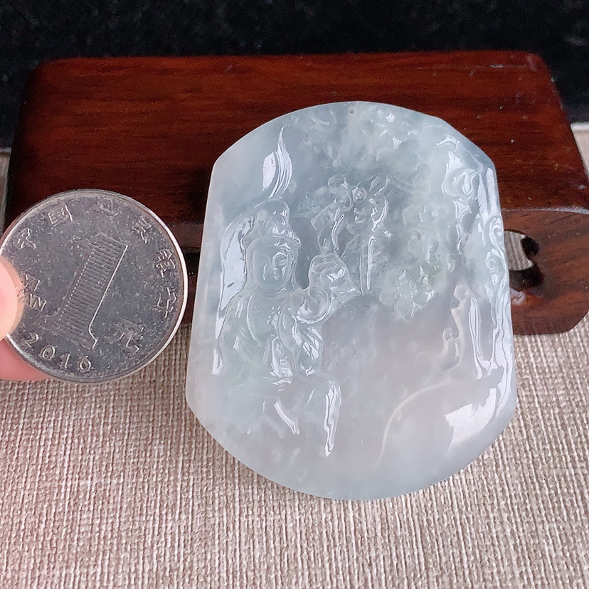 天然A货翡翠白冰白月光大势至菩萨吊坠 
尺寸52-42.6-5.2mm 重量22.96g 0328