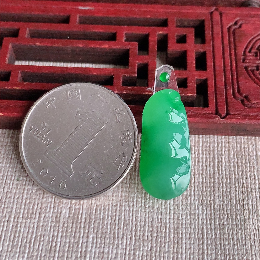 天然A货翡翠满绿四季豆福豆平安豆镶嵌件 
尺寸22.7-10.3-5.2mm 重量2.30g 0328