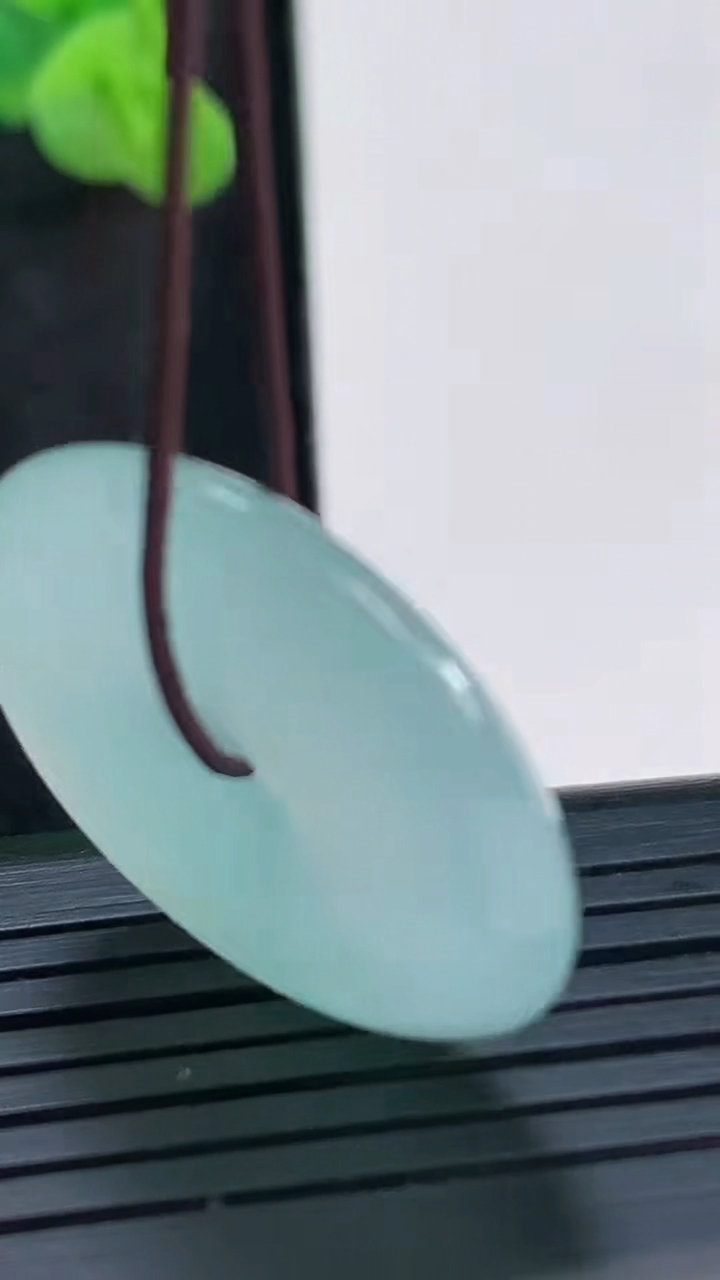 天然A货翡翠平安扣吊坠，尺寸29-6重量:10.40g
3月29日