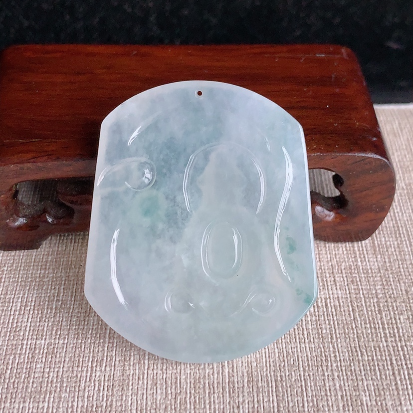 天然A货翡翠飘花观音吊坠 
尺寸51.3-42.2-5.5mm 重量24.92g 0328