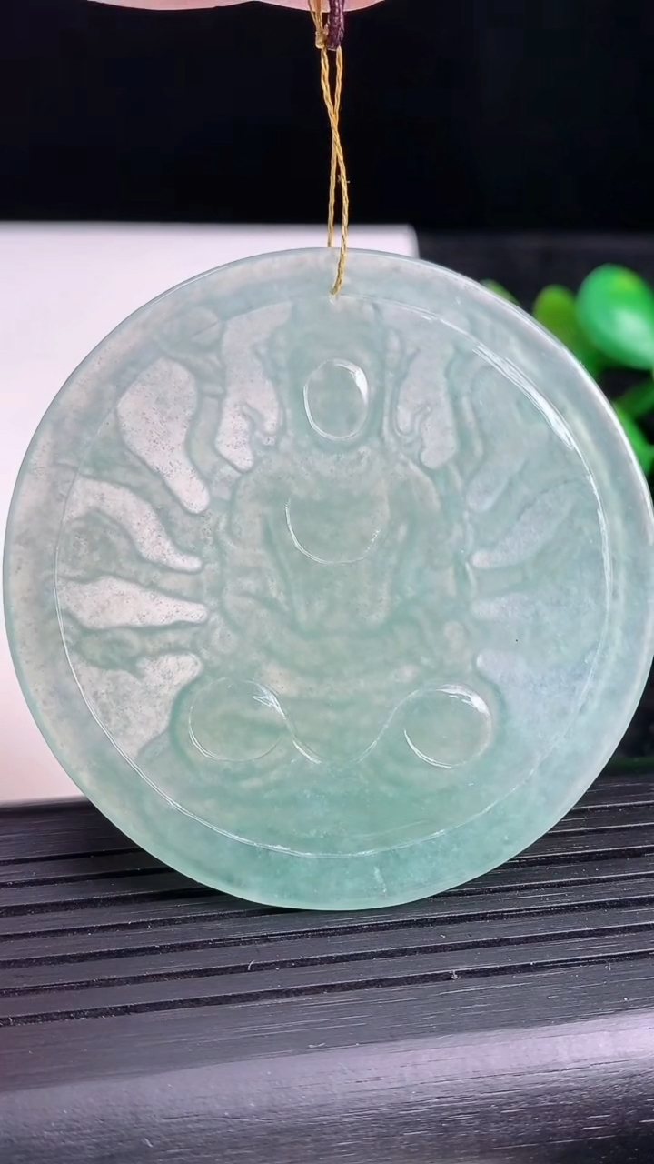 天然A货翡翠千手观音吊坠，尺寸55.5-3.7，重:23.47g
3月29日