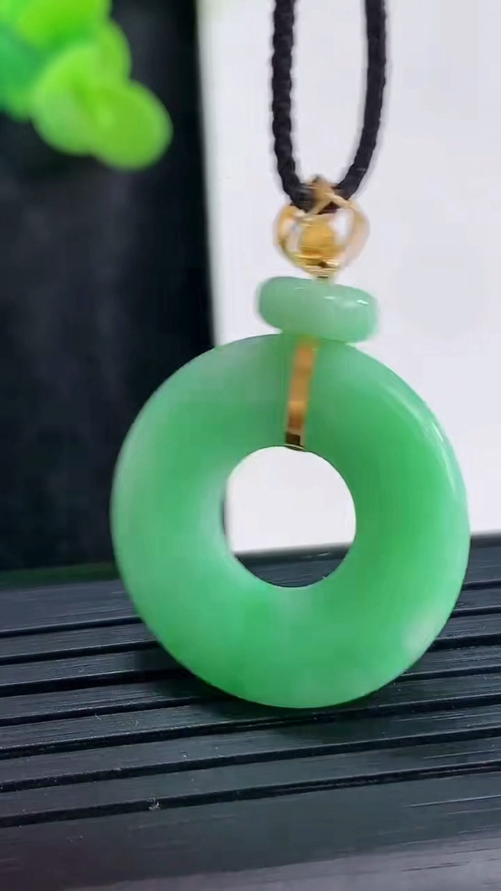 天然A货翡翠平安环吊坠，尺寸24-4重量:4.53g
3月29日