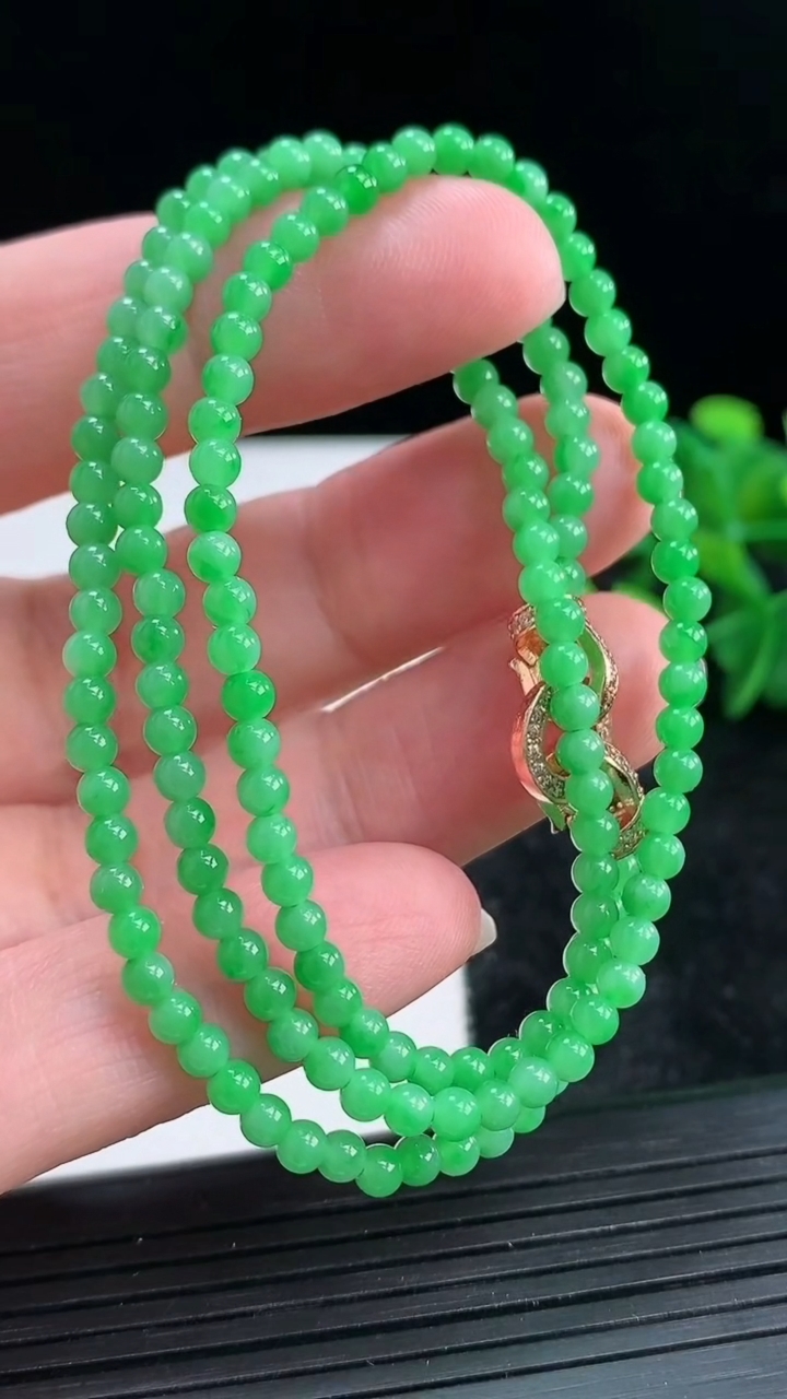 天然A货翡翠圆珠项链尺寸3.5重量:11.09g
3月29日