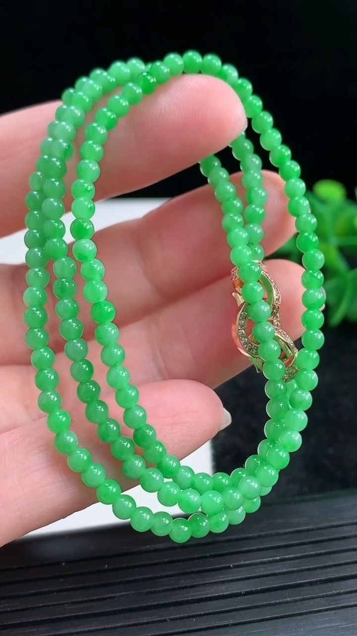 天然A货翡翠圆珠项链尺寸3.5重量:11.09g
3月29日
