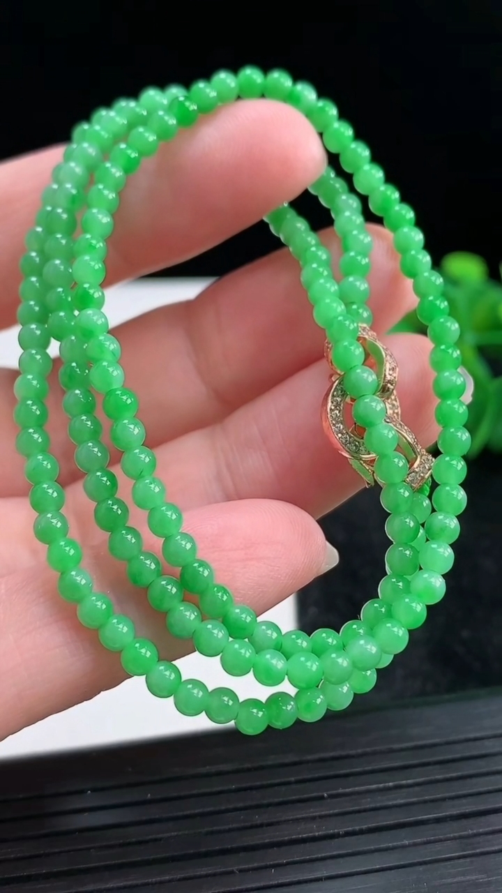 天然A货翡翠圆珠项链尺寸3.5重量:11.09g
3月29日