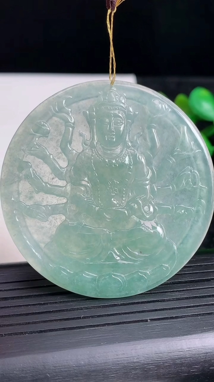 天然A货翡翠千手观音吊坠，尺寸55.5-3.7，重:23.47g
3月29日