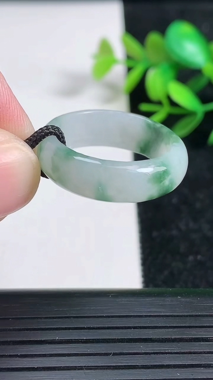 天然A货翡翠飘花指环戒指，尺寸20-7-3.5，重:4.43g2026年3月29日
工厂直销收藏佳品,种好水足，色泽均匀，有种有色，上手高大气！