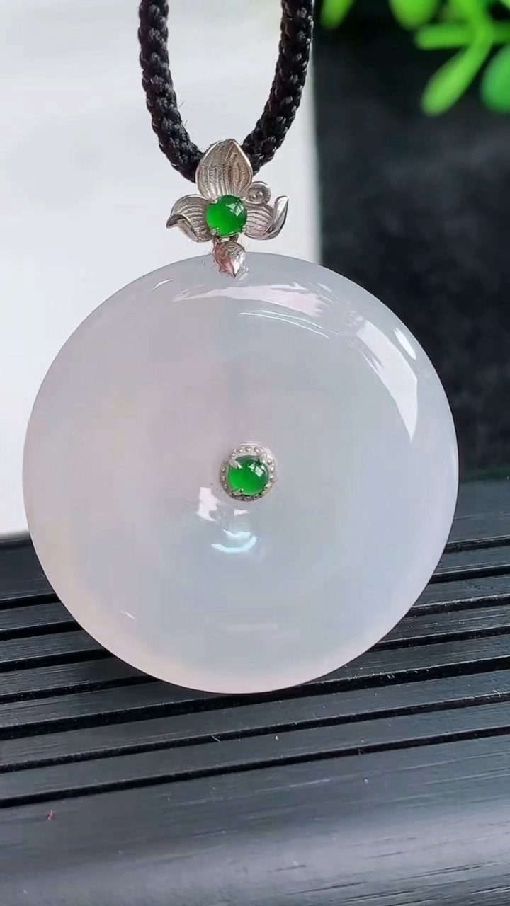 天然A货翡翠平安扣吊坠，尺寸28-6重量:9.50g
3月29日