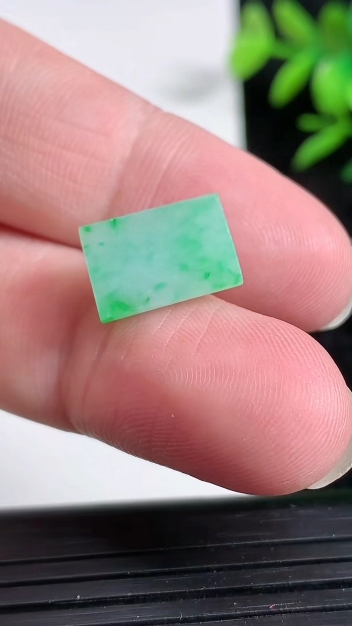 天然A货翡翠马鞍戒面，尺寸13.5-9-5.1，重:1.61g2026年3月29日
工厂直销收藏佳品,种好水足，色泽均匀，有种有色，上手高大气！