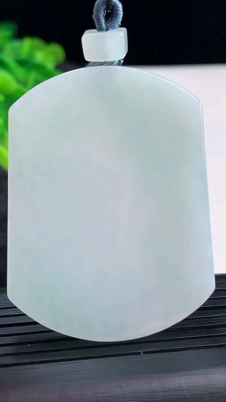 天然A货翡翠无事牌吊坠，尺寸53-40-5重量:33.33g
3月29日