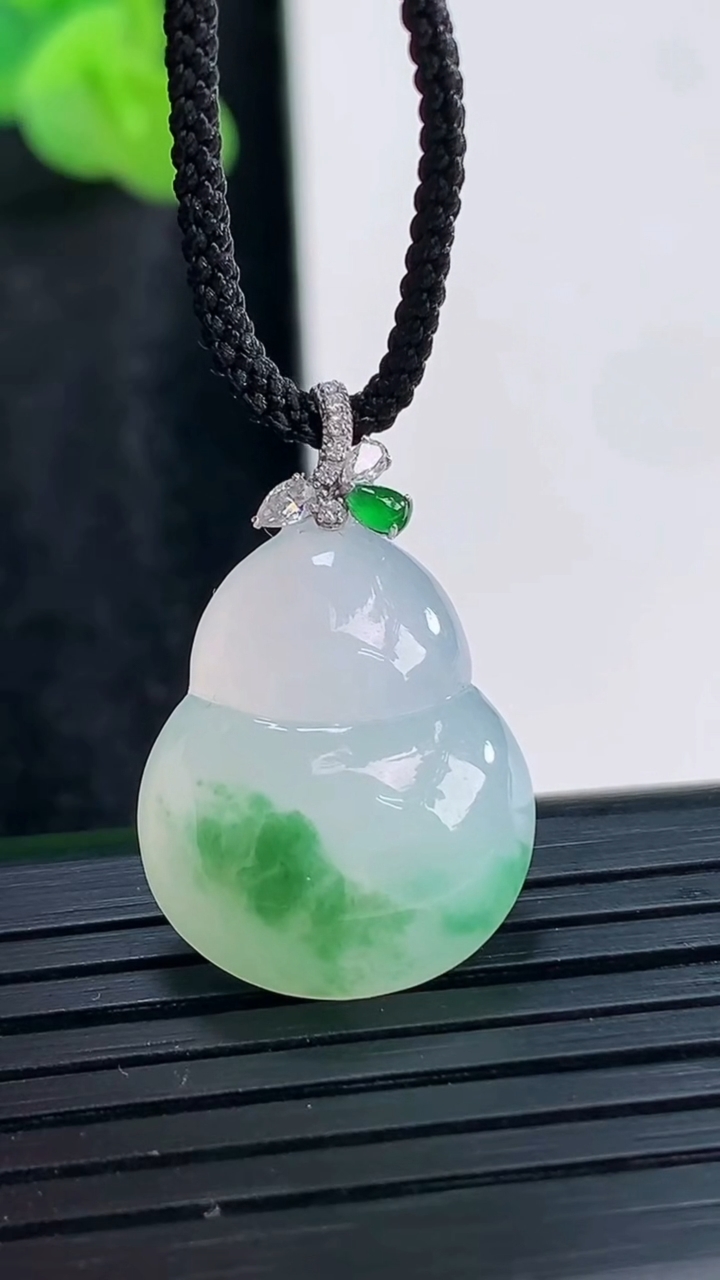 天然A货翡翠葫芦吊坠，尺寸20-16.5-5.5重量:3.39g
3月29日