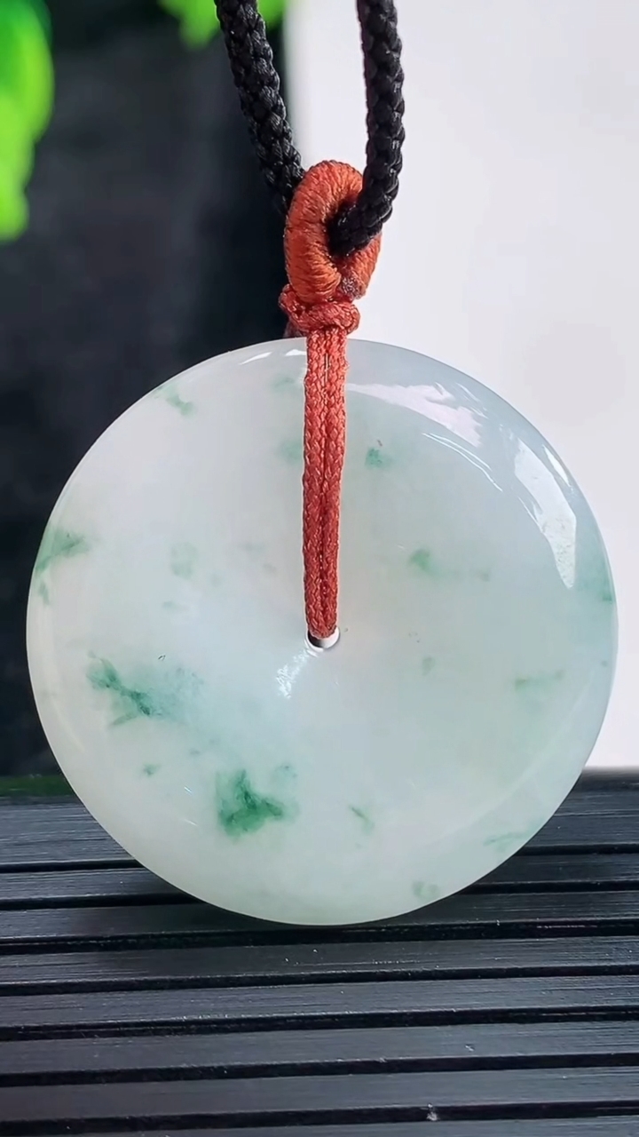 天然A货翡翠飘花平安扣吊坠，尺寸29-6重量:9.92g
3月29日