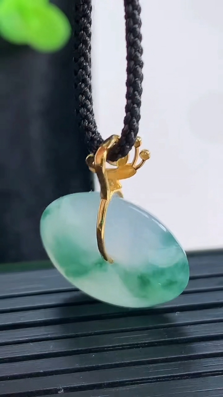 天然A货翡翠18k金飘花平安扣吊坠，尺寸19-5.8重量:4.30g
3月29日