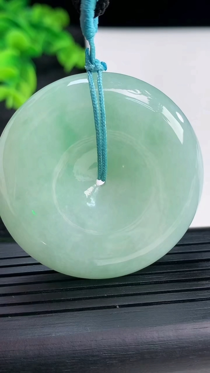 天然A货翡翠平安扣吊坠，尺寸43.6-9.5重量:37.56g
3月29日