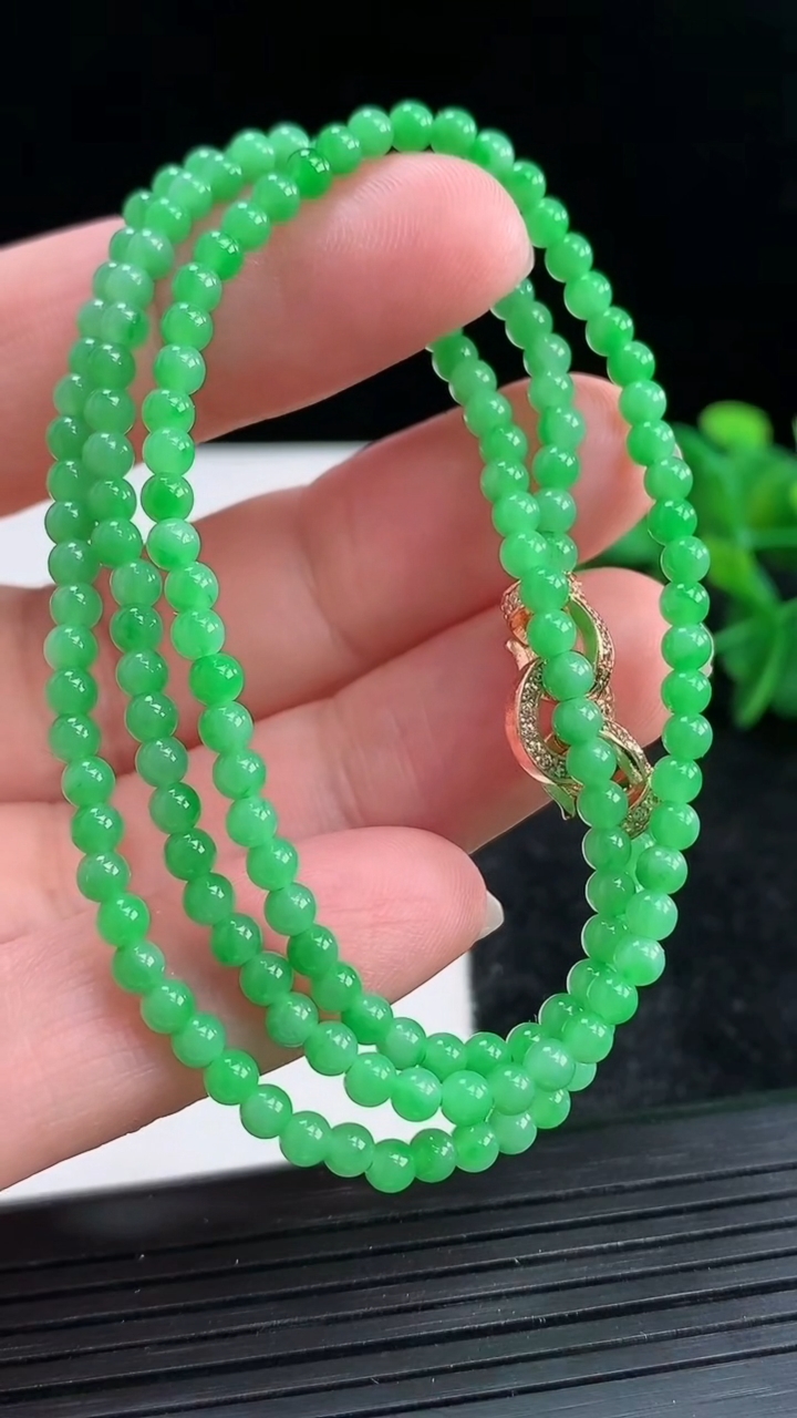 天然A货翡翠圆珠项链尺寸3.5重量:11.09g
3月29日