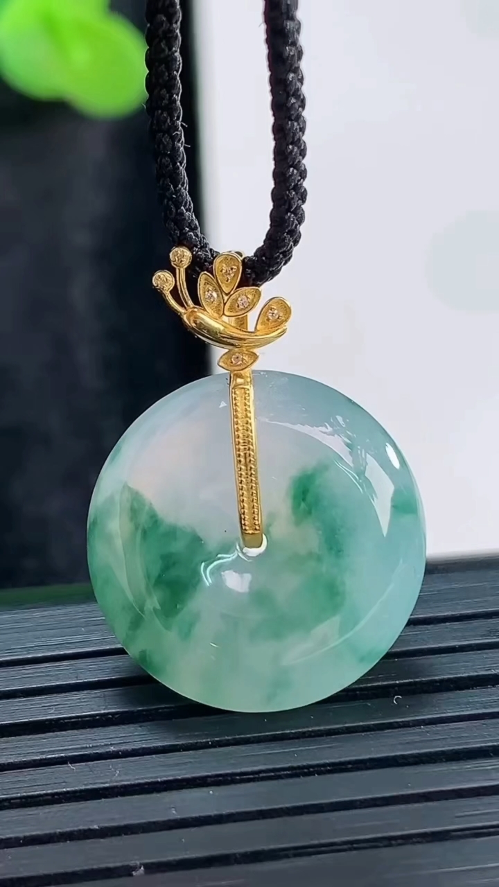 天然A货翡翠18k金飘花平安扣吊坠，尺寸19-5.8重量:4.30g
3月29日