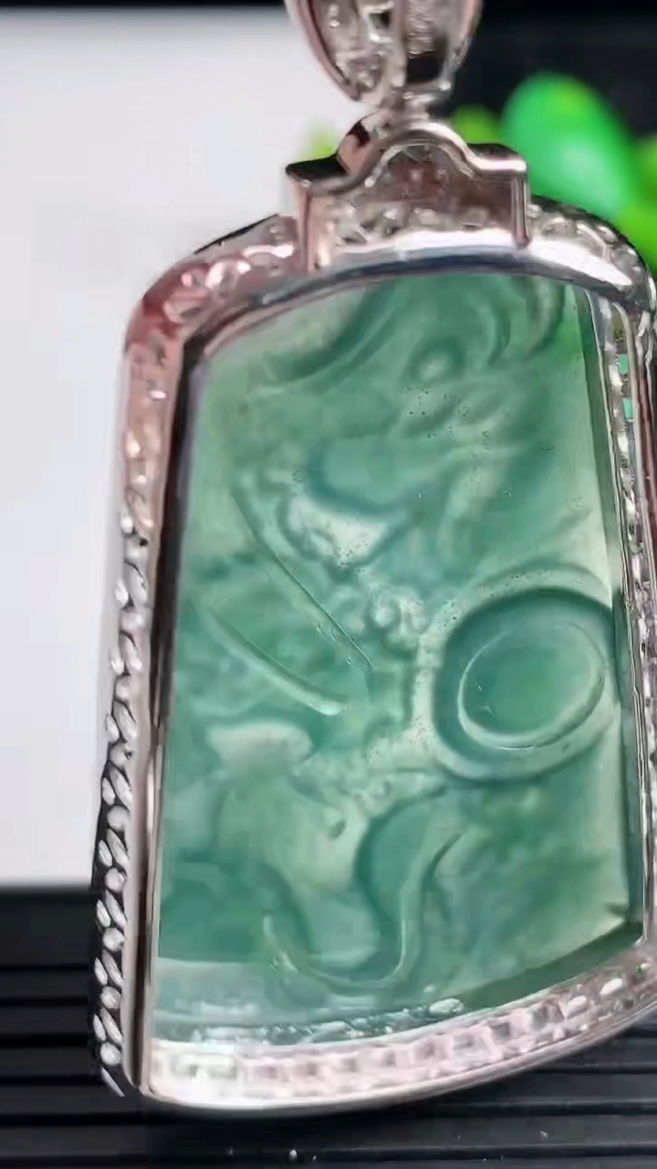 天然A货翡翠925银蓝水龙牌吊坠，尺寸61-33-8，重:17.78g
3月29日