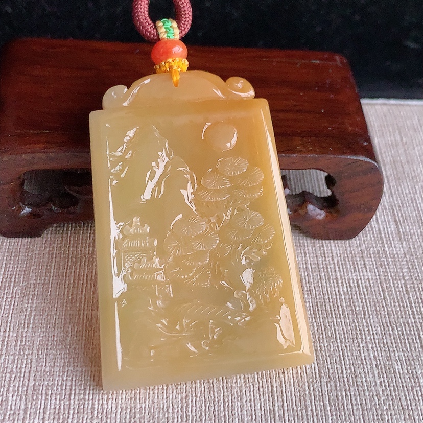 天然A货翡翠黄翡意境山水牌吊坠 
尺寸59.8-39.5-6.6mm 重量49.10g 0328