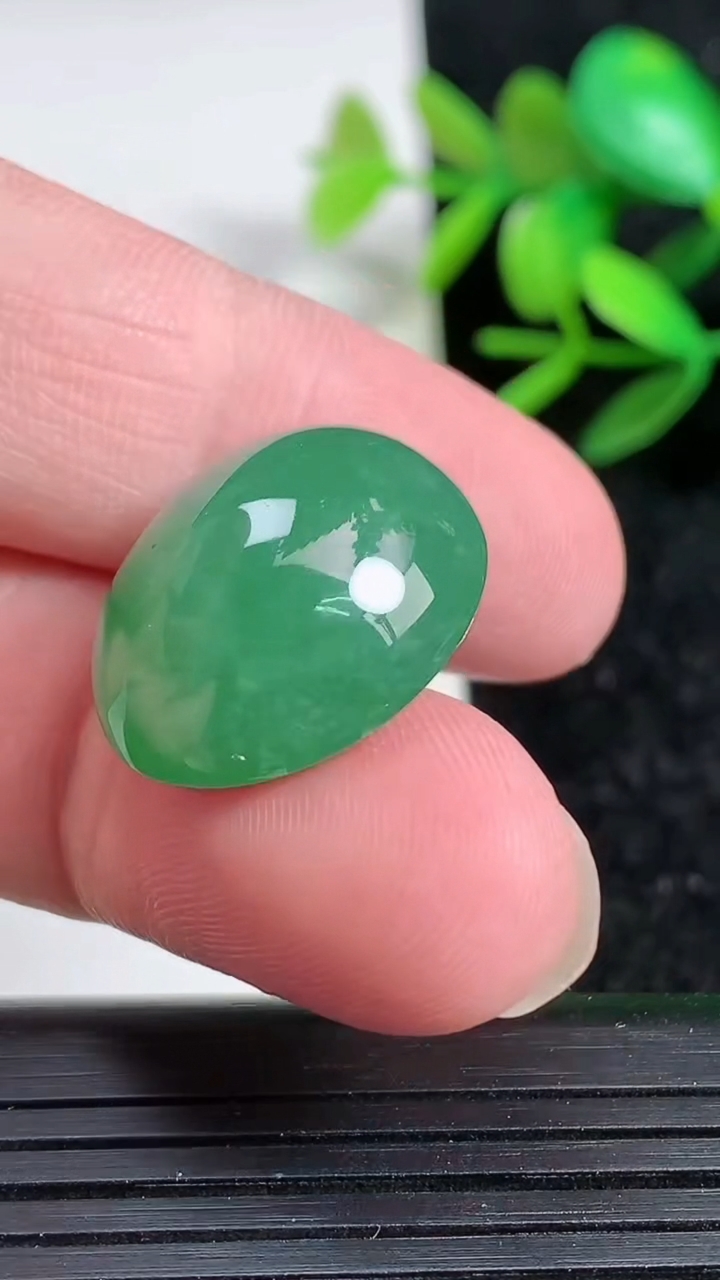 天然A货翡翠蛋面镶嵌件，尺寸21.2-18-10.5，重:6.25g
3月29日