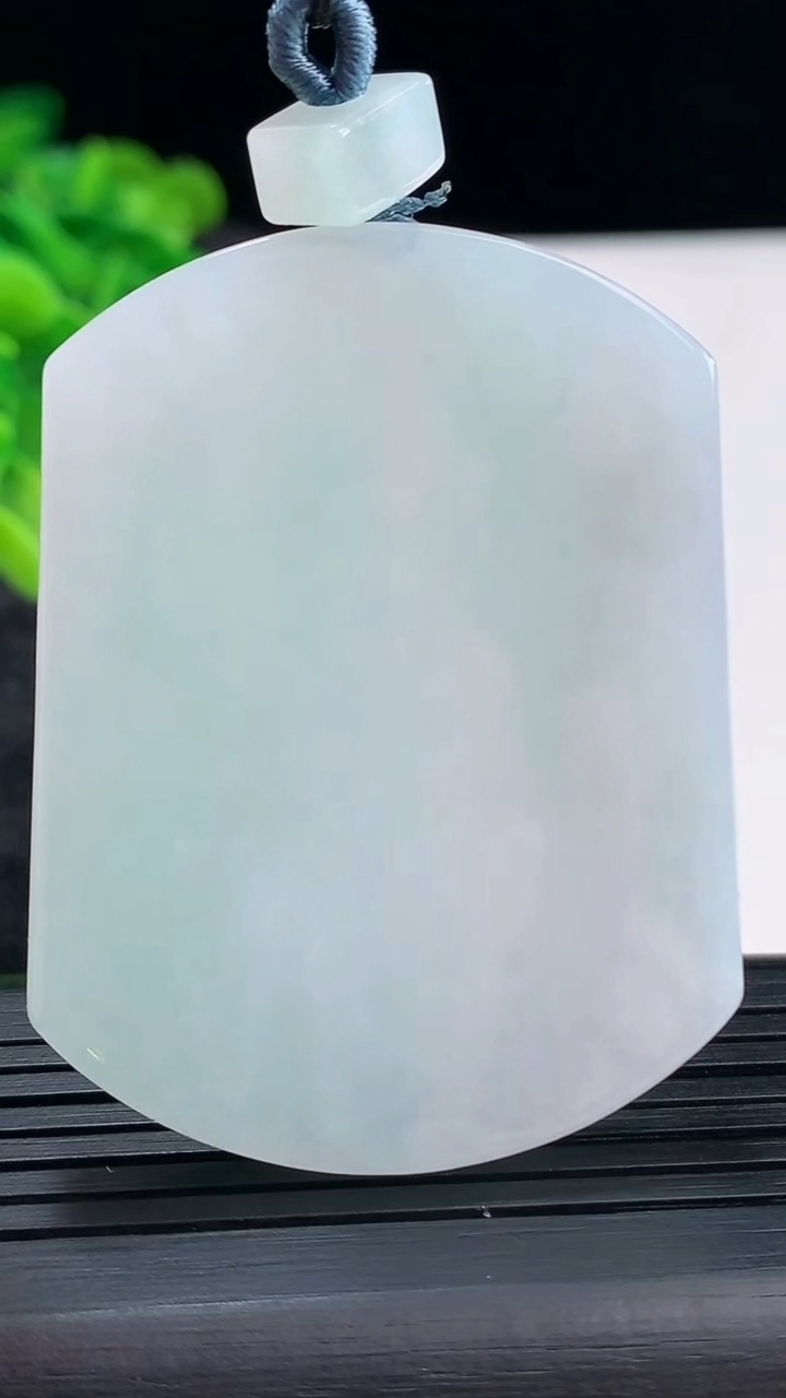 天然A货翡翠无事牌吊坠，尺寸52.5-40.5-5.2重量:34.05g
3月29日