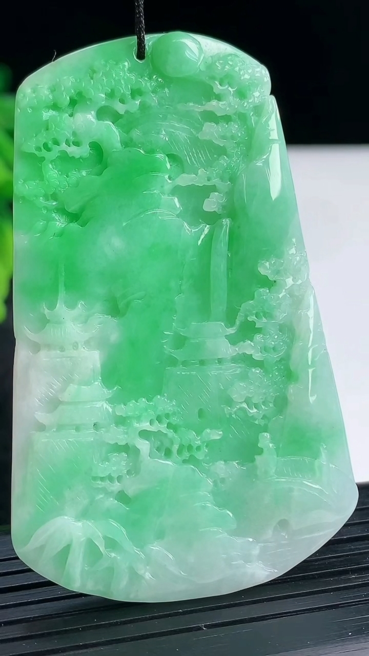 天然A货翡翠山水牌吊坠，尺寸66-41.6-4.8重量:27.74g
3月29日