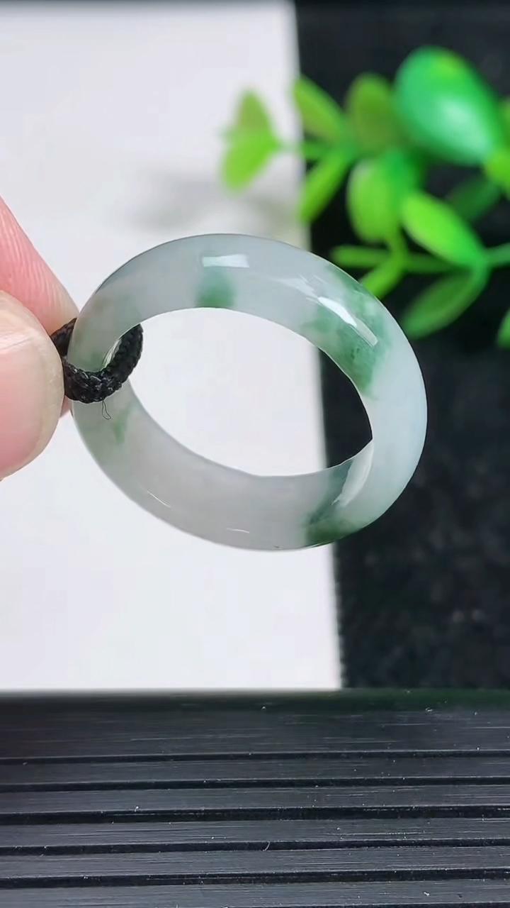 天然A货翡翠飘花指环戒指，尺寸20-7-3.5，重:4.43g2026年3月29日
工厂直销收藏佳品,种好水足，色泽均匀，有种有色，上手高大气！