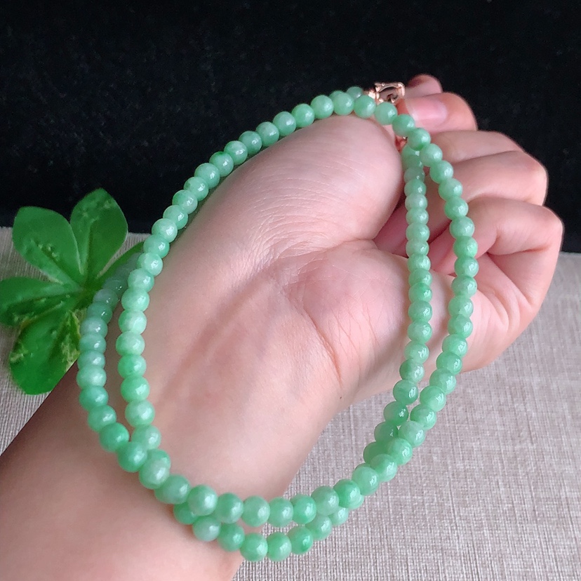 天然A货翡翠甜绿圆珠项链毛衣链116颗 
尺寸5mm 重量31.40g 0328