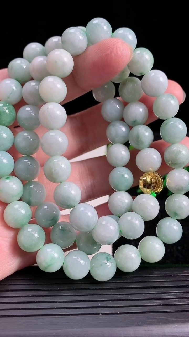 天然A货翡翠圆珠项链，尺寸10，重:127.21g3月29日
工厂直销收藏佳品,种好水足，色泽均匀，有种有色，上手高大气！