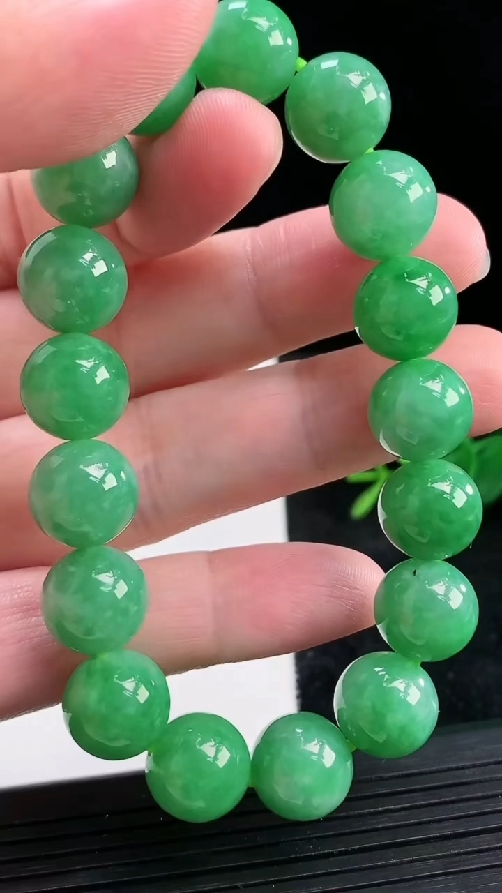天然A货翡翠圆珠手串尺寸12重量:50.59g3月29日
工厂直销收藏佳品,种好水足，色泽均匀，有种有色，上手高大气！