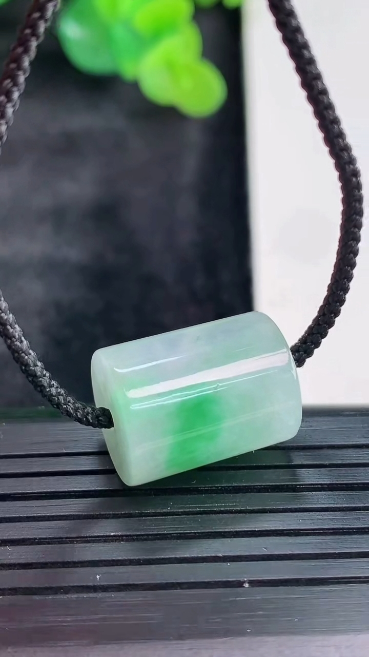 天然A货翡翠路路通吊坠，尺寸17.5-13.5重量:8.07g
3月29日