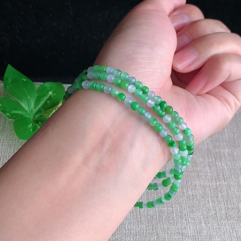 天然A货翡翠满绿白月光圆珠项链毛衣链 
尺寸3.6mm 重量13.65g 0328