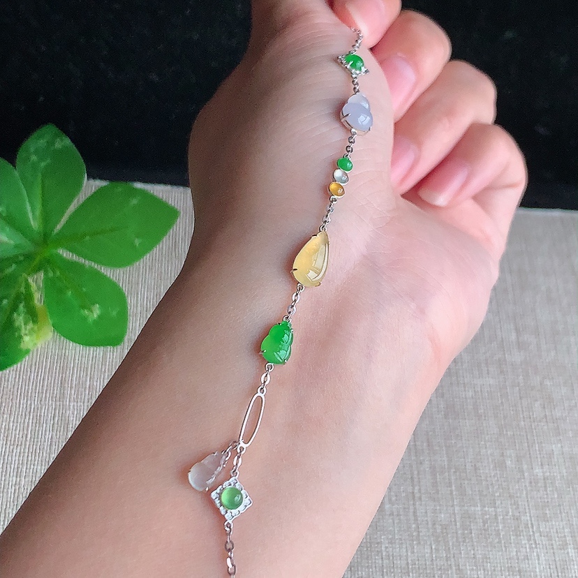 天然A货翡翠18K金镶嵌多彩葫芦手链 
尺寸8-6-3.3mm 重量2.60g 0328