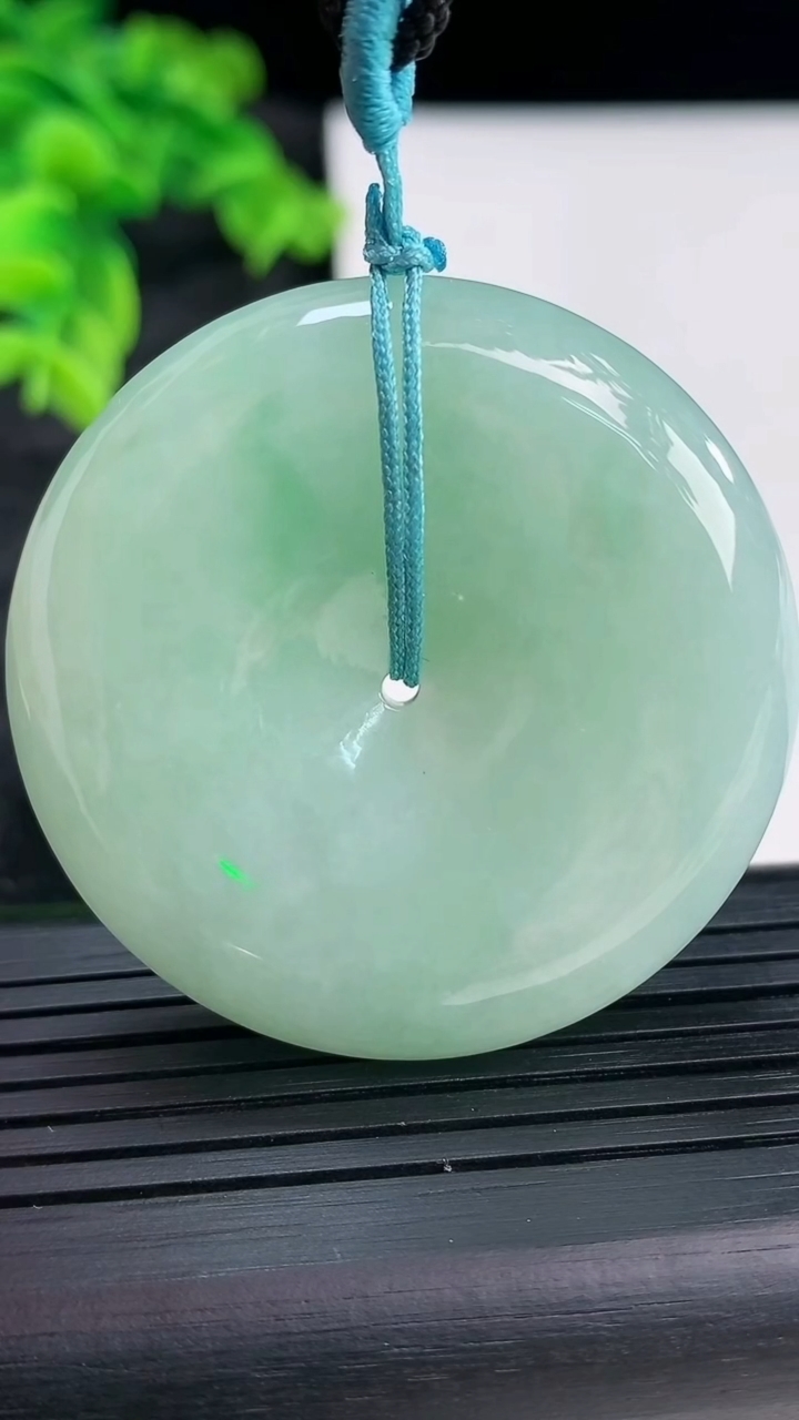 天然A货翡翠平安扣吊坠，尺寸43.6-9.5重量:37.56g
3月29日