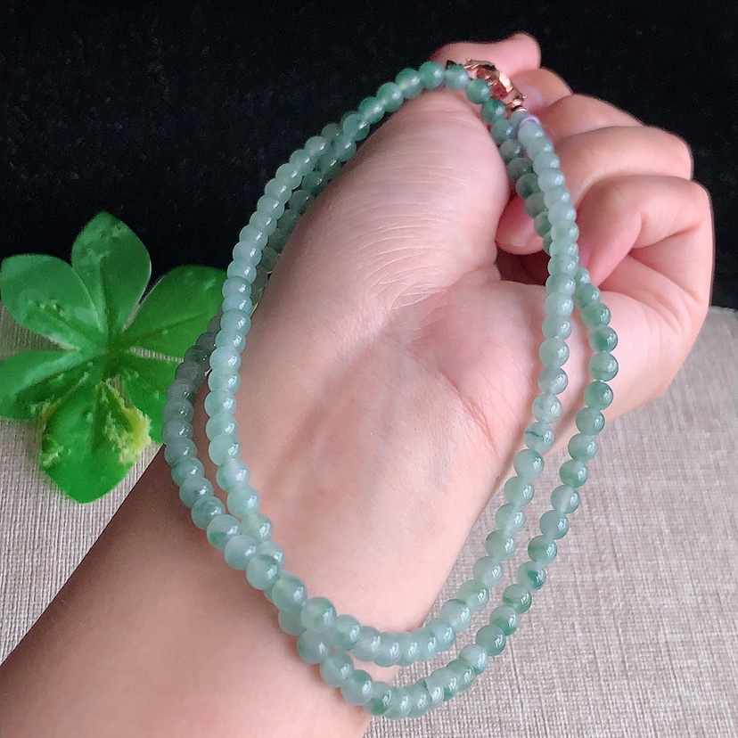 天然A货翡翠飘花圆珠项链毛衣链128颗 
尺寸4.8mm 重量26.30g 0328