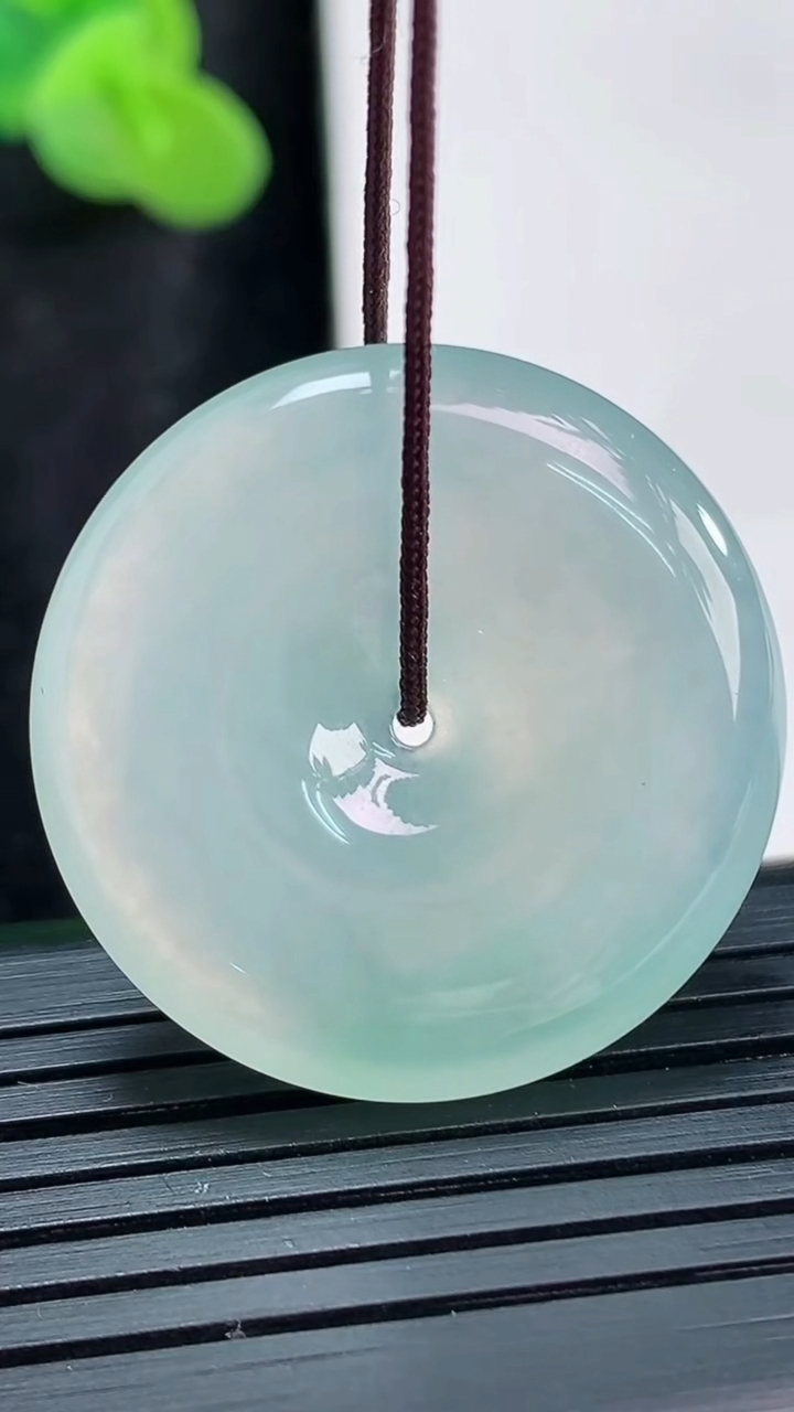 天然A货翡翠平安扣吊坠，尺寸29-6重量:10.40g
3月29日